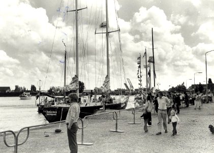 Deelnemers aan de Specerijenrace brachten een bezoek aan Haarlem, de schepen lagen ter bezichtiging in het Spaarne bij de Floresstraat. (Specerijenrace Djakarta Rotterdam). Aangekocht van fo, NL-HlmNHA 54011405