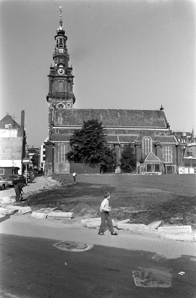 De Zuiderkerk (17e eeuw) in de Zandstraat, Amsterdam ligt vrij na afbraak krotte, Bestanddeelnr 922-7700