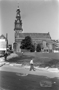 De Zuiderkerk (17e eeuw) in de Zandstraat, Amsterdam ligt vrij na afbraak krotte, Bestanddeelnr 922-7700