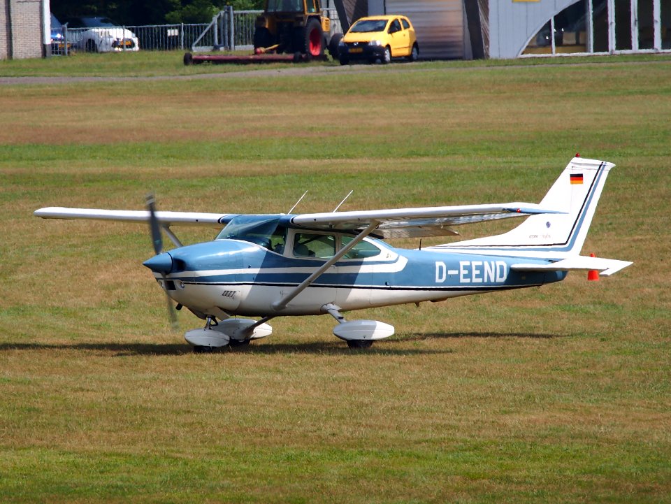 D-EEND Cessna 182P taxiing at Hilversum Airport (ICAO EHHV), photo1