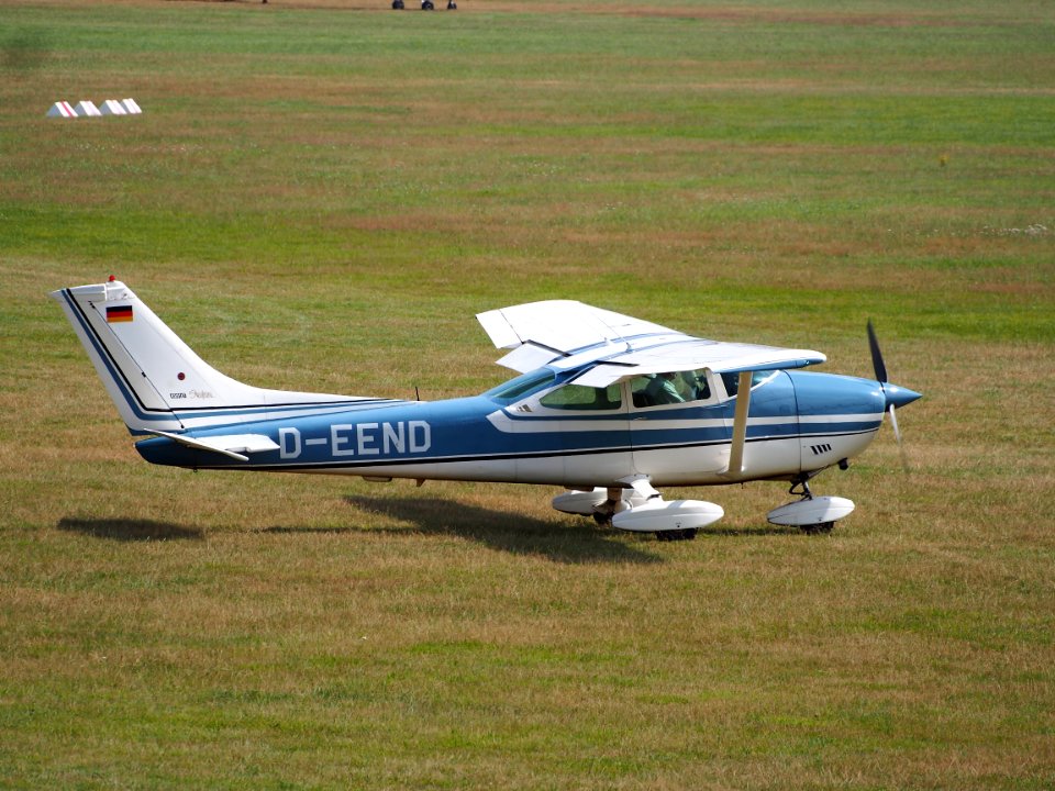 D-EEND Cessna 182P taxiing at Hilversum Airport (ICAO EHHV), photo2