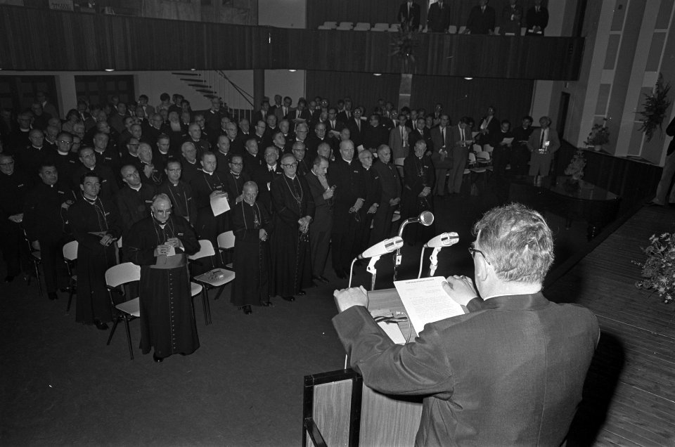 Deelnemers aan de conferentie tijdens een toespraak, Bestanddeelnr 920-4928