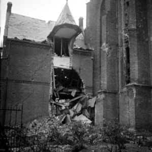 De zwaarbeschadigde kathedraal van Roermond, Bestanddeelnr 900-2245