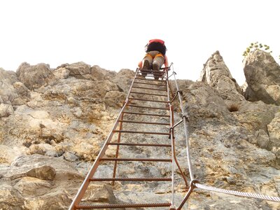 Perpendicular climbing climbing platform system