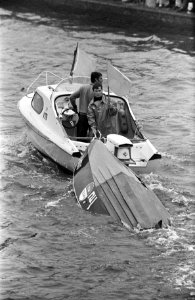 De zwaar beschadigde boot van Ross wordt weggesleept, Bestanddeelnr 921-6809 photo