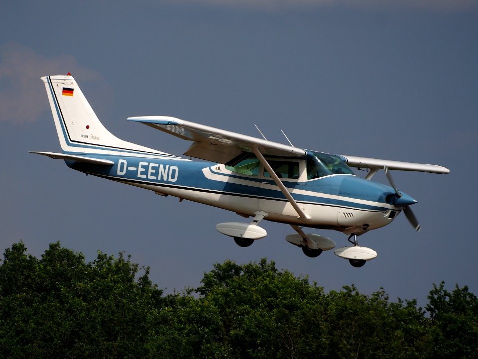 D-EEND Cessna 182P landing at Hilversum Airport (ICAO EHHV), photo2