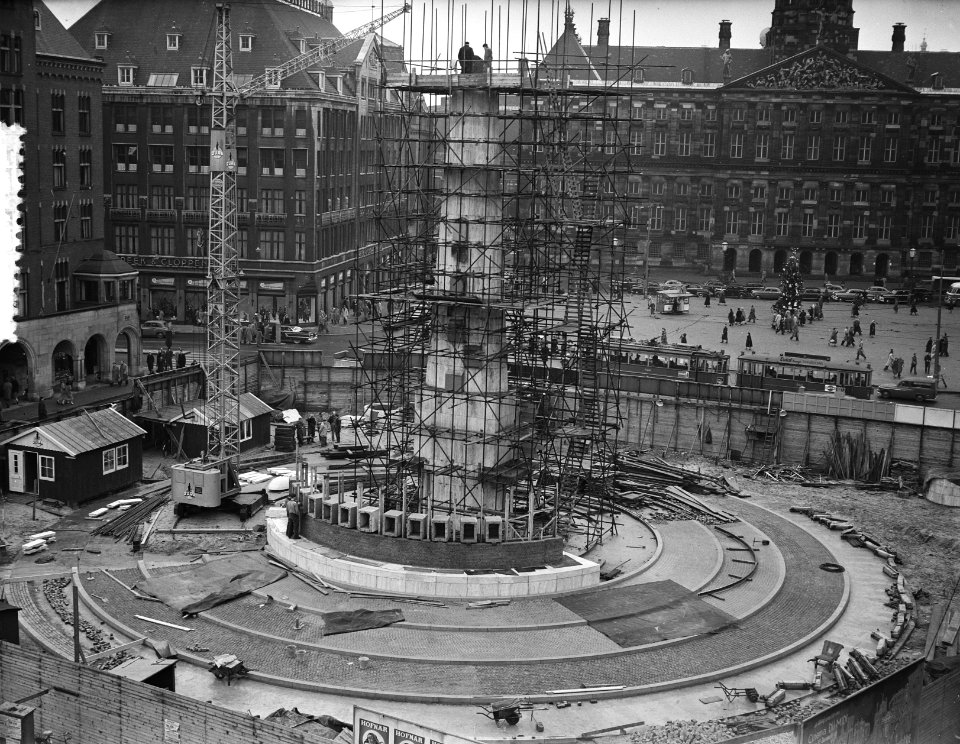 De zuil van het Nationaal Monument is op hoogte, op de voorgrond de nissen voor , Bestanddeelnr 907-5061