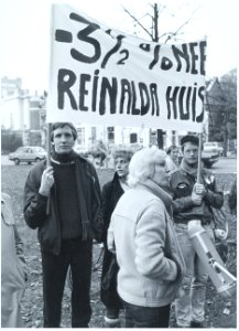 Deelnemers aan een demonstratie tegen korting Reinaldahuis, NL-HlmNHA 5400464203