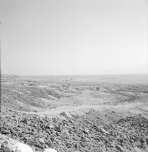 De zuidwestelijke oever van de Dode Zee, gezien vanaf het omringende gebergte bi, Bestanddeelnr 255-2712