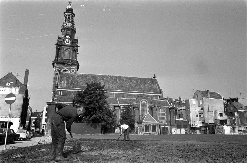 De Zuiderkerk (17e eeuw) in de Zandstraat in Amsterdam, ligt vrij na afbraak kro, Bestanddeelnr 922-7699