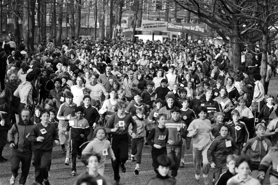 Deelnemers aan de hardloopwedstrijd in actie, Bestanddeelnr 932-4666
