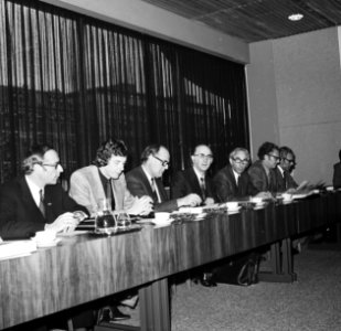Deelnemers aan het overleg aan de conferentietafel, Bestanddeelnr 926-8091