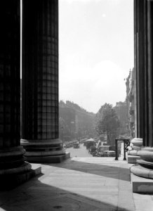 De zuilen van het bordes van de kerk La Madeleine, Bestanddeelnr 191-0350