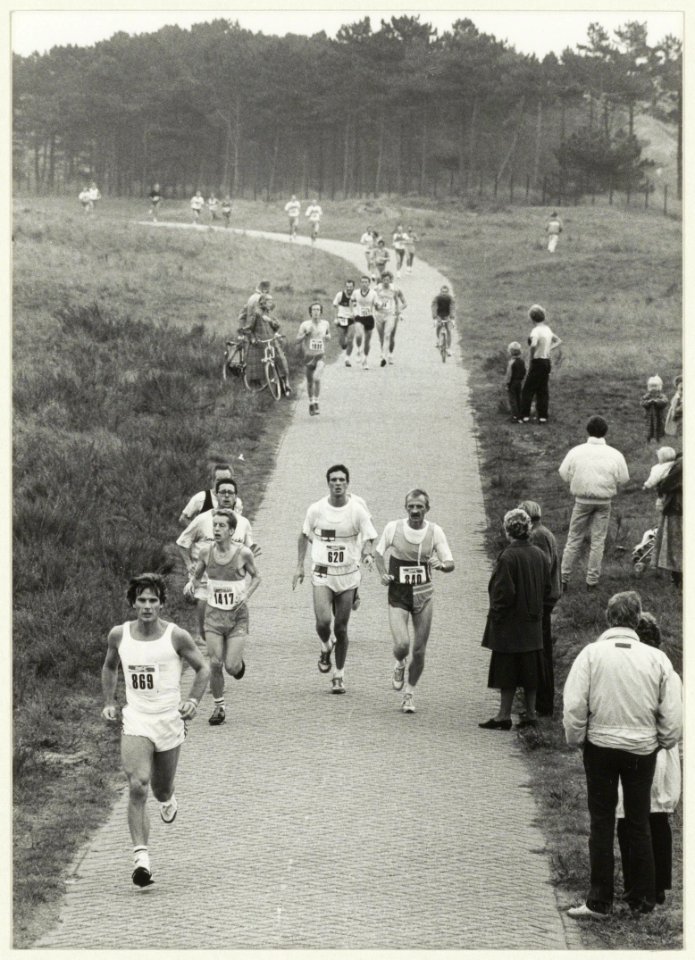 Deelnemers aan de halve marathon van de TROS-loop op het Visserspad. NL-HlmNHA 54023710