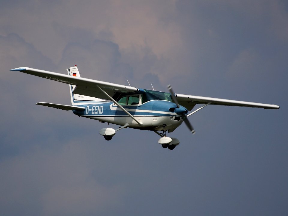 D-EEND Cessna 182P landing at Hilversum Airport (ICAO EHHV), photo1