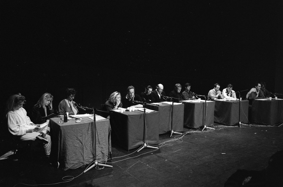 Deelnemers aan de lezing. Peter Baan(11) en enkele acteurs (12-14), Bestanddeelnr 933-5330
