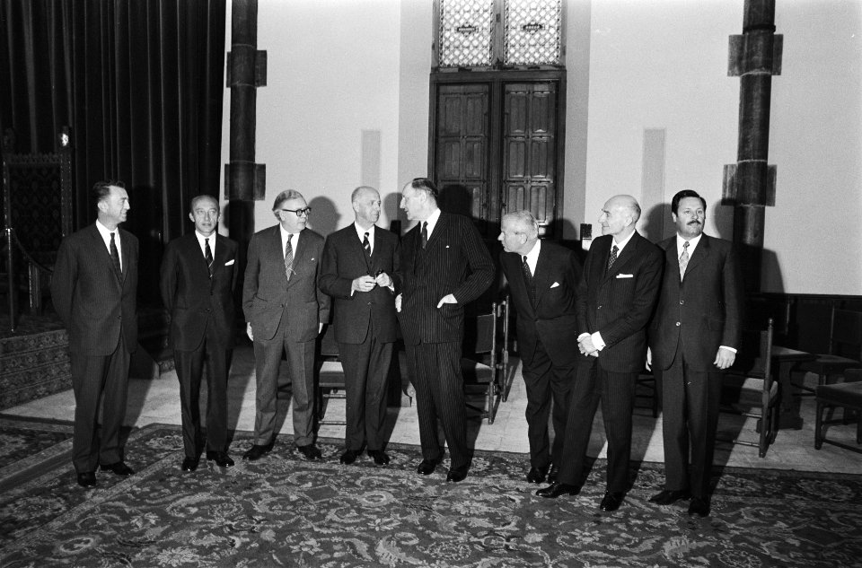 Deelnemers aan de conferentie, vierde van rechts minister Luns, Bestanddeelnr 924-4674