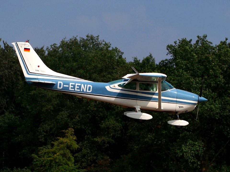 D-EEND Cessna 182P landing at Hilversum Airport (ICAO EHHV), photo3