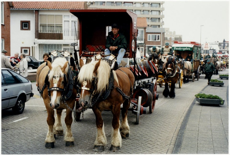 Deelnemers aan de Trekparade Brussel-Amsterdam doen Zandvoort aan. NL-HlmNHA 54036275