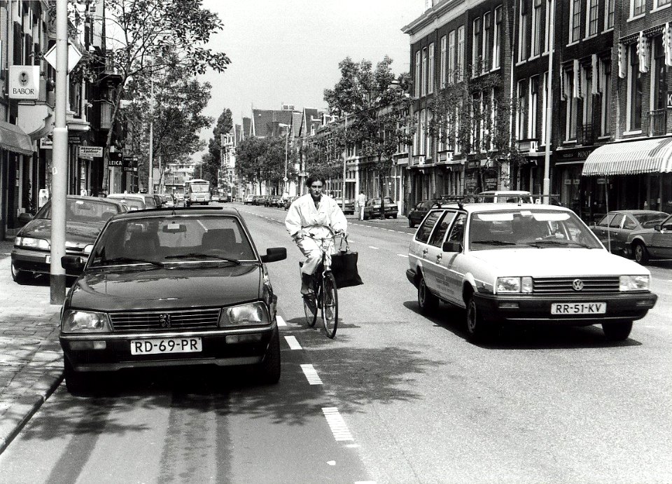 De Zijlweg te Haarlem afbeelding door United Photos de Boer. - Haarlem UP de Boer, 1996.01.22. - 1 foto 12,7x17,6 cm. Afgebeeld is de Zijlweg tussen de Pieter Kiesstraat en de Duvenvoorde- straat. - O