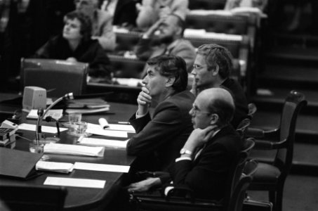 Debat in Tweede Kamer over kabinetsbesluit over plaatsing kruisraketten premier, Bestanddeelnr 932-9994