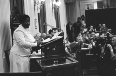 Debat (Koninkrijksdebat) onafhankelijkheid Suriname mevrouw Liesdek-Clarke aan , Bestanddeelnr 928-2174
