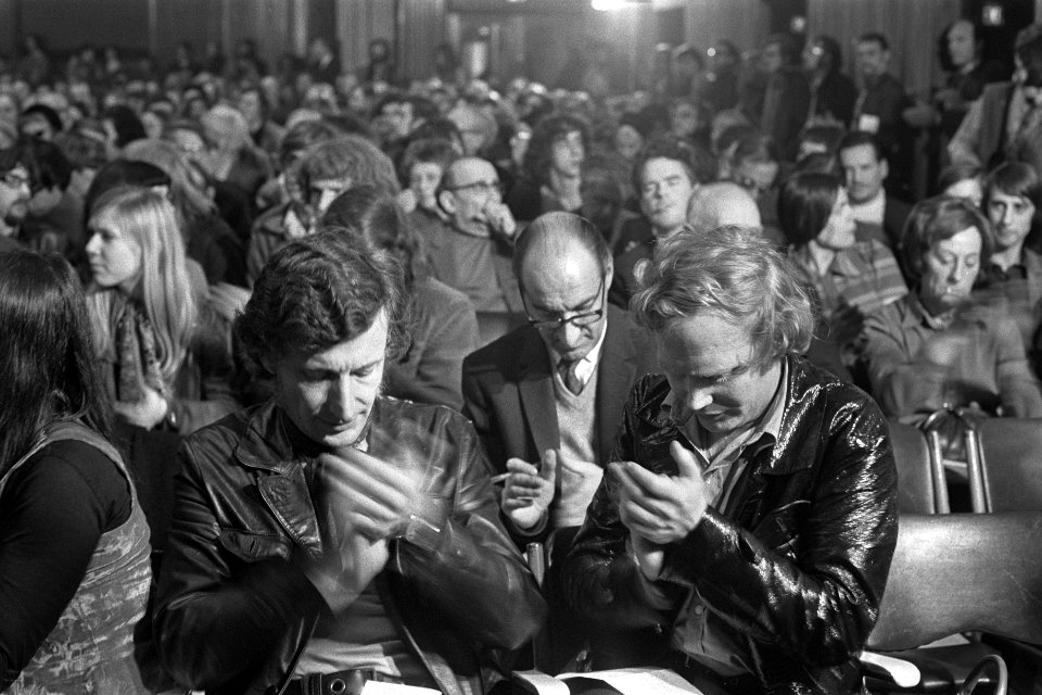 Deelnemers aan de discussie, op de voorste rij (v.l.n.r.) Harry Mulisch, Ton Lu, Bestanddeelnr 923-4619