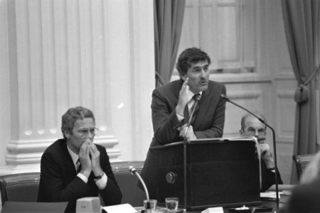 Debat in Tweede Kamer over kabinetsbesluit over plaatsing kruisraketten Van den, Bestanddeelnr 933-0001