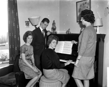 De Zwolse vierling Kiffers 20 jaar van links naar rechts Rini, Han, Dorothea (D, Bestanddeelnr 914-7815