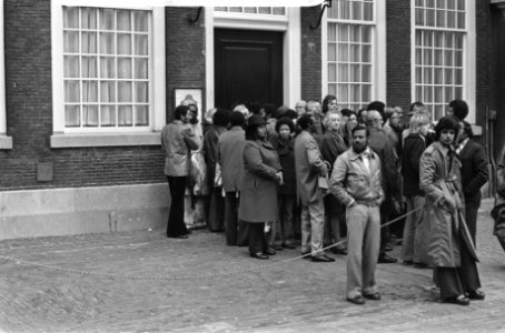 Debat (Koninkrijksdebat) onafhankelijkheid Suriname mensen wachten op Binnenhof, Bestanddeelnr 928-2185