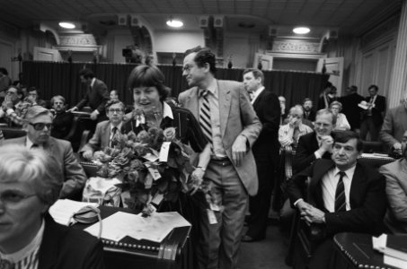 Debat in Tweede Kamer over kabinetsbesluit over plaatsing kruisraketten bloemen, Bestanddeelnr 932-9992