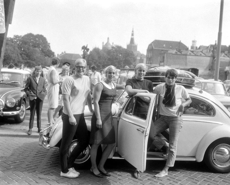 De Zwemkampioenen staan startklaar bij aanvang van hun vakantie, v.l.n.r. Ada Ko, Bestanddeelnr 919-5073