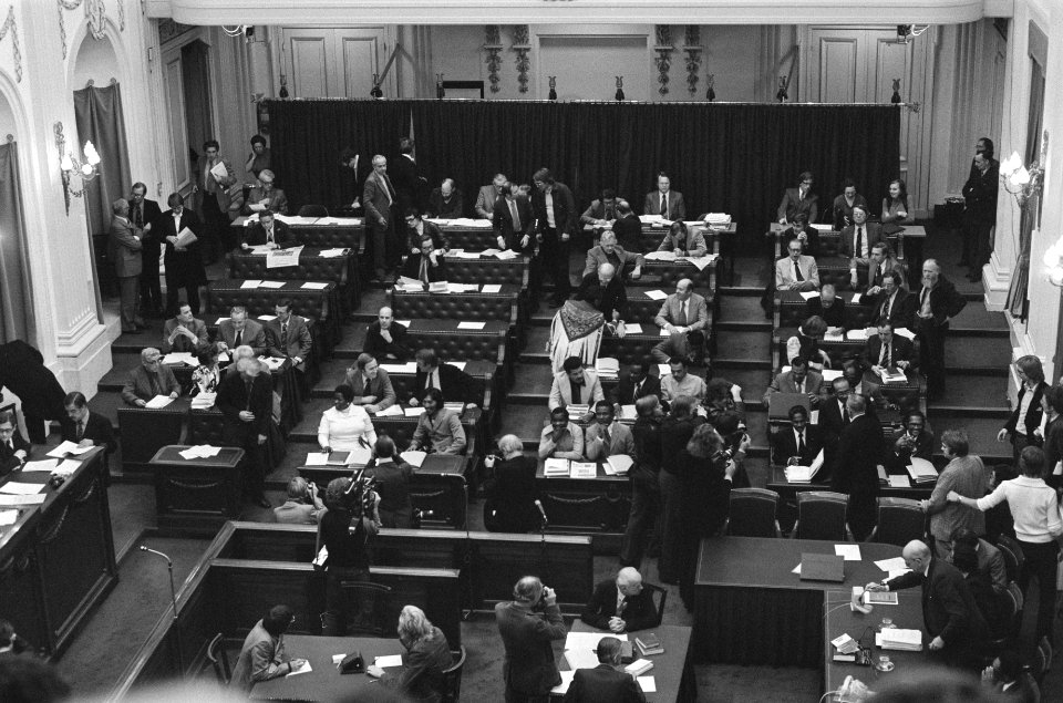 Debat (Koninkrijksdebat) onafhankelijkheid Suriname overzicht kamer, Bestanddeelnr 928-2186