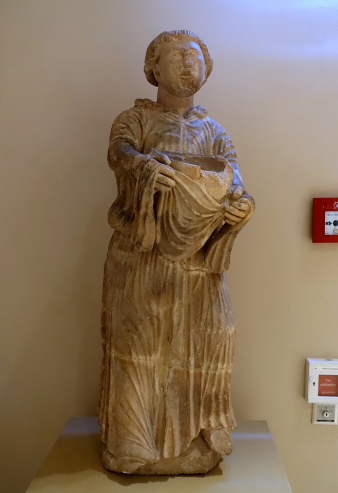 Deacon with lavabo, Kloster Seligenstadt, Middle Rhine, 1240-1250, calcareous sandstone - Hessisches Landesmuseum Darmstadt - Darmstadt, Germany - DSC00130