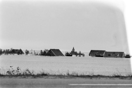 Decor voor film De Kleine Ark in IJsselmeer dorp onder water in IJsselmeer, Bestanddeelnr 923-7681