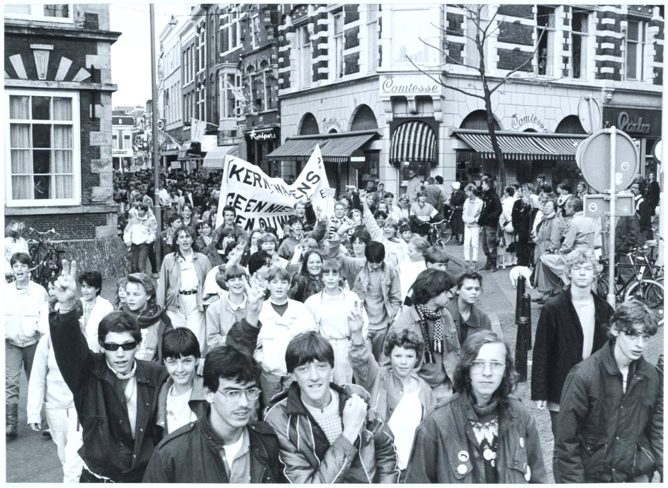 Deelnemers aan een demonstratie tegen kernwapens, NL-HlmNHA 5400464210