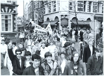 Deelnemers aan een demonstratie tegen kernwapens, NL-HlmNHA 5400464210