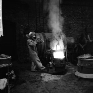 De Vredesklok in de klokkengieterij van de heer Fritsen in Aarle-Rixtel bestemd , Bestanddeelnr 916-5293