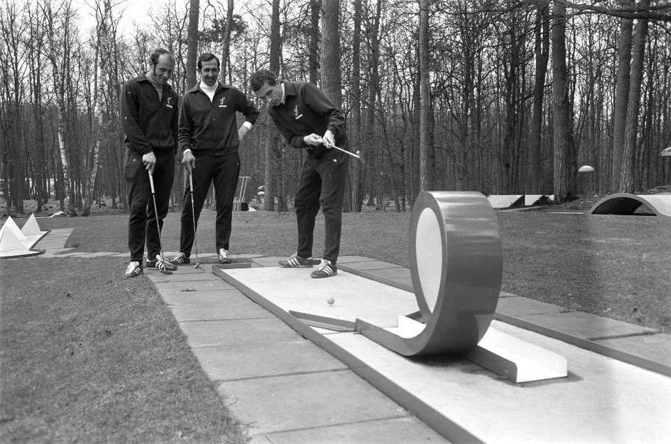 De voetballers Pieters Graafland, Treytel en Haak op de midgetgolfbaan, Bestanddeelnr 923-4403