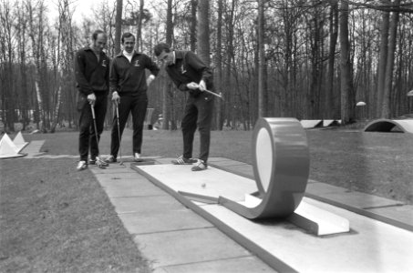 De voetballers Pieters Graafland, Treytel en Haak op de midgetgolfbaan, Bestanddeelnr 923-4403
