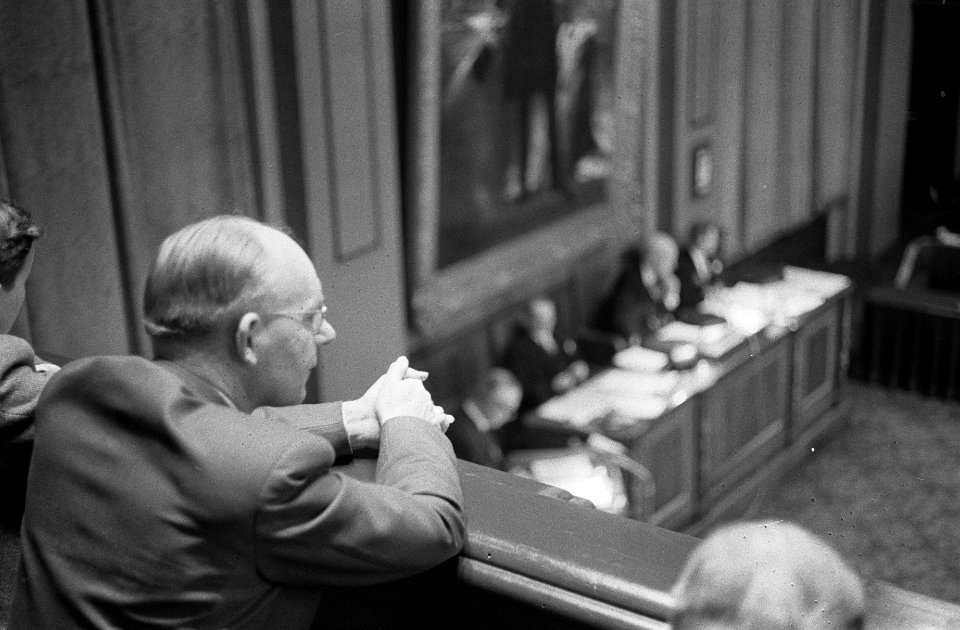 Debat in Eerste Kamer over de kwestie Irene Op de tribune zat prof Vondeling (, Bestanddeelnr 916-0629