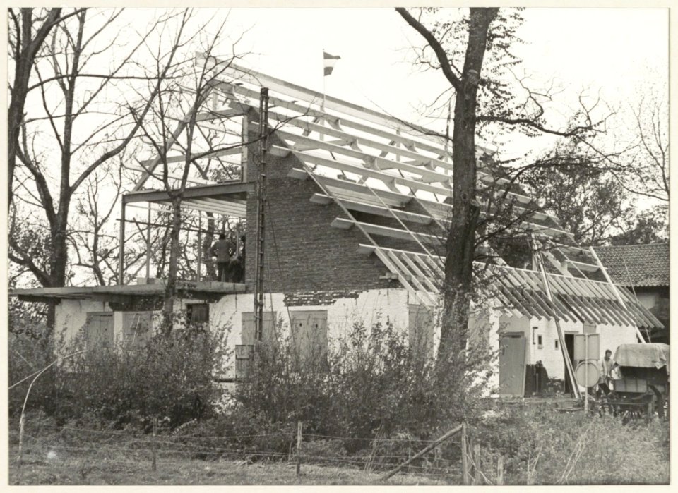 De Zwitserse boerderij aan de Sportweg, in gebruik als restaurant De Posthoeve. Herbouw na de brand. NL-HlmNHA 54003788