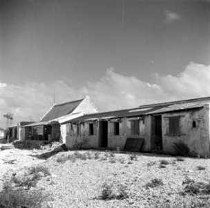 De voormalige woningen van de opzichters bij de zoutpannen op Bonaire, Bestanddeelnr 252-8404