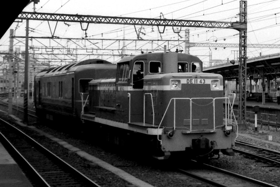 DE11 43 shunting at Shinagawa