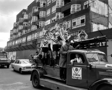 De Zwarte Schapen kampioen, op een brandweerauto door de stad, Bestanddeelnr 915-1796