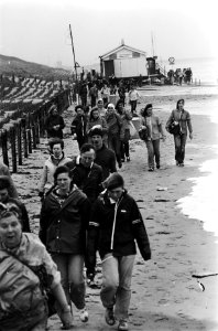 Deelnemers aan de strandzesdaagse vanaf Hoek van Holland onderweg, Bestanddeelnr 930-9352