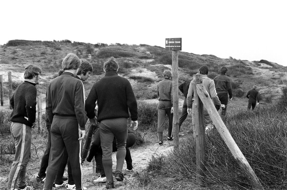 De voetballers maken een duinwandeling, Bestanddeelnr 923-4397