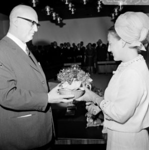 De voorzitter van de KNMG, G.C.M. van Maarsseveen, neemt van Prinses Margriet ee, Bestanddeelnr 922-5438