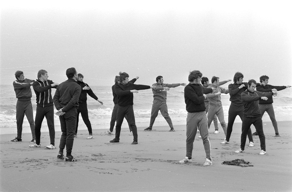 De voetballers trainen op het strand, Bestanddeelnr 923-4401