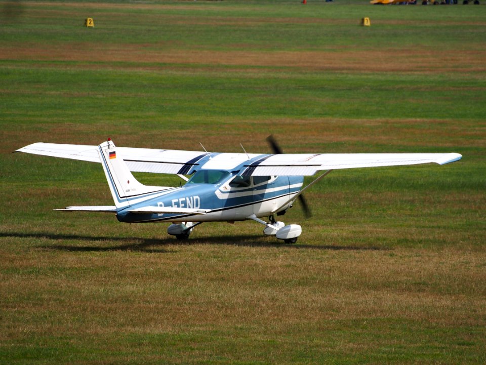 D-EEND Cessna 182P takeoff from Hilversum Airport (ICAO EHHV), photo